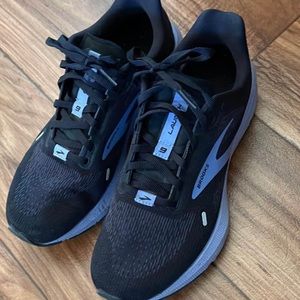 Brooks launch 9 size 6 1/2 worn waitressing three times